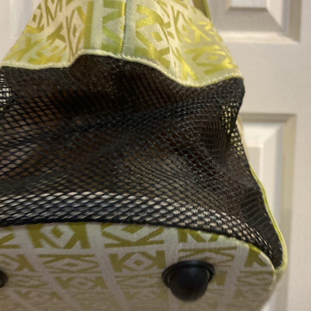 Small Pet light green carrier tote in like-new condition with front pocket - Picture 3 of 12